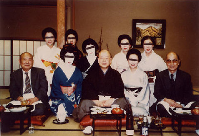 在東京赤坂高級餐館與藝妓們一起遊樂的日顯
（攝於1986年11月22日）