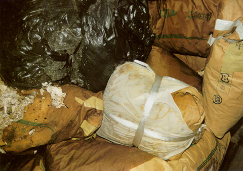 ゴミ袋や米袋に入れられ放置されている大量の遺骨